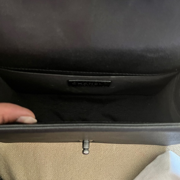 CHANEL Caviar Quilted Medium Boy Flap Black - Picture 6 of 10